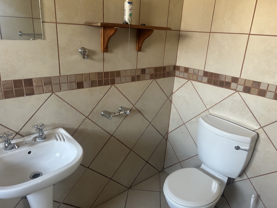 5 Bedroom Property for Sale in Viljoenskroon Free State